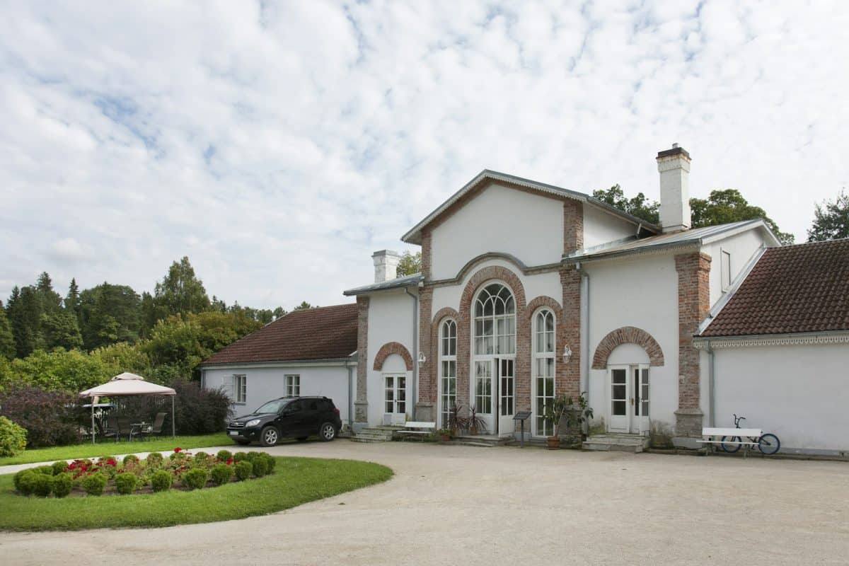 52345,Large avenue leading to a high-end residence