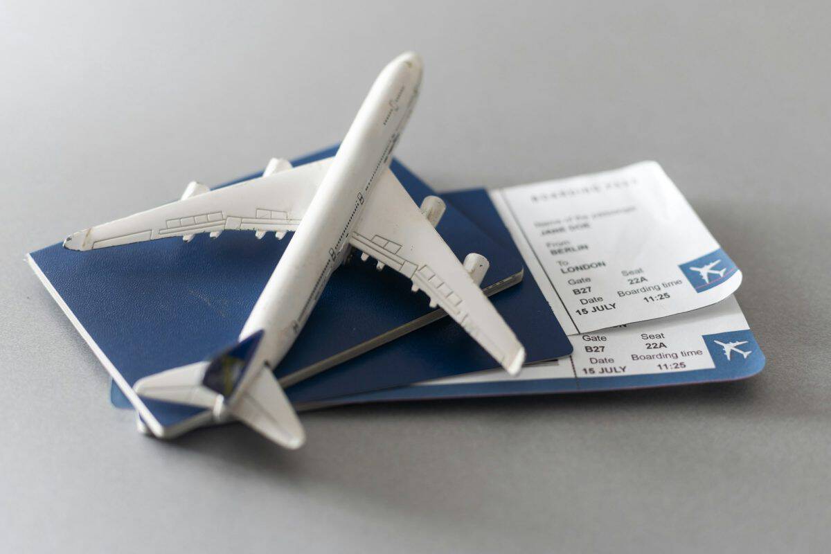 Billets d'avion et documents sur une table en bois, vue de dessus