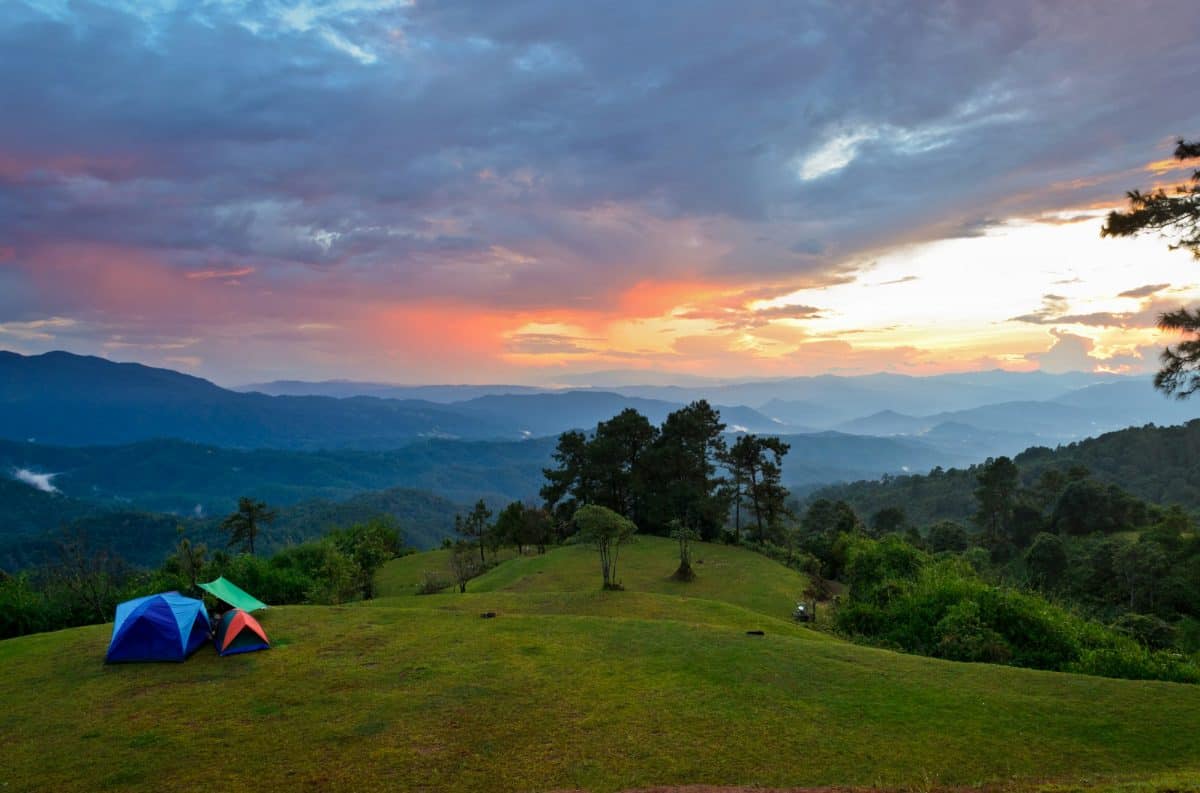 Coucher de soleil sur les collines au camping de haute montagne