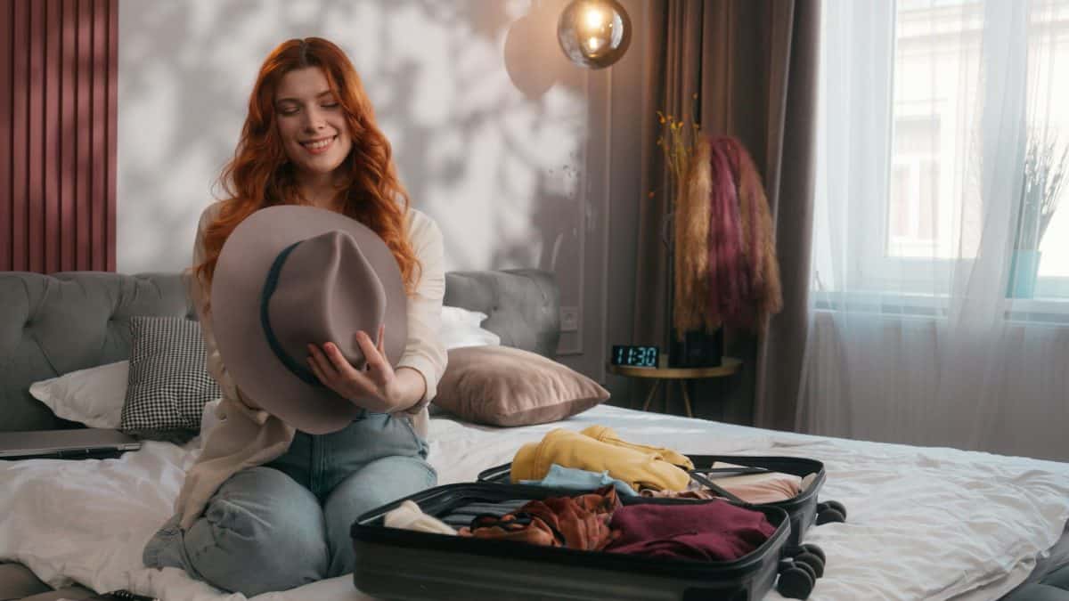 Mujer caucásica, niña, mujer viajera, preparar viaje, vacaciones, preparación de viaje