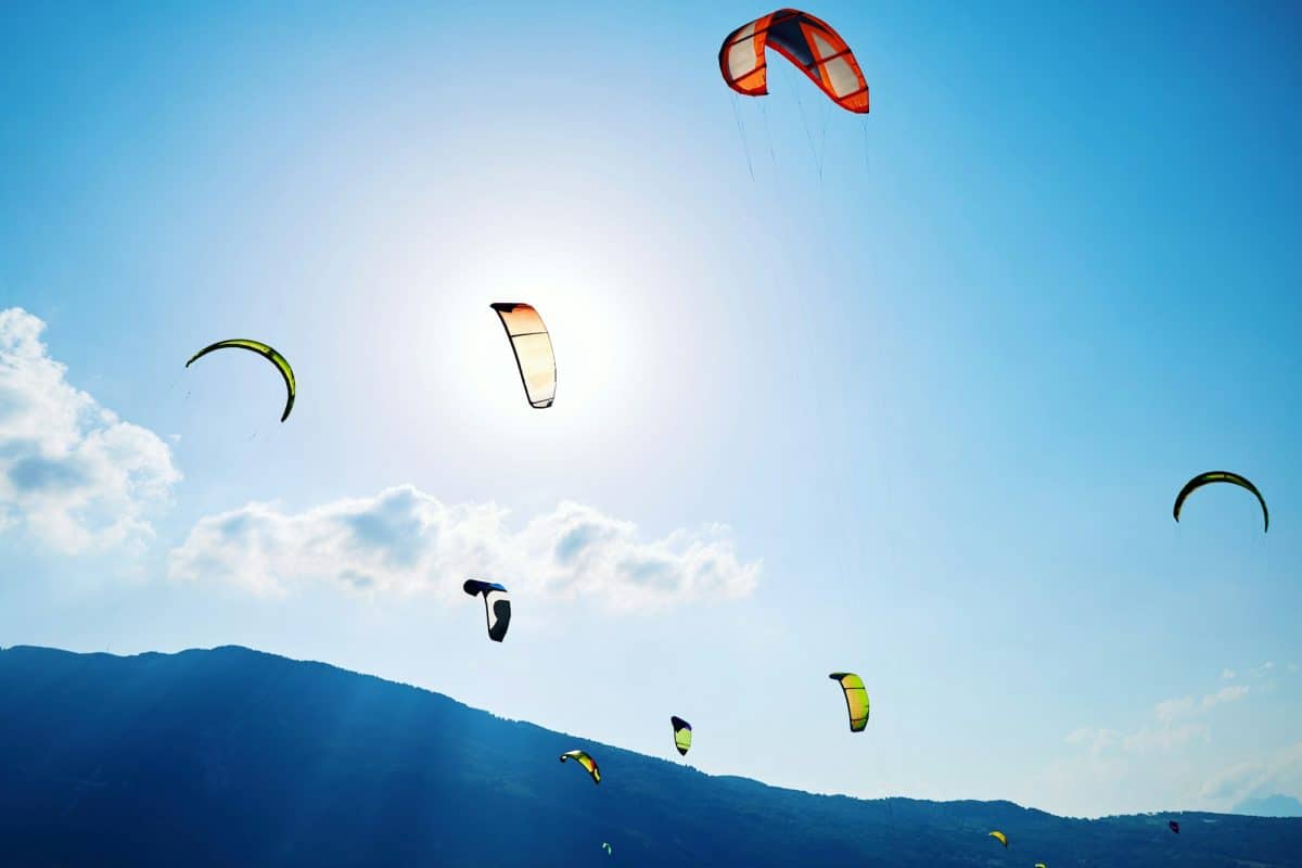 Formation colorée de parapente au-dessus du lac de Santa Croce