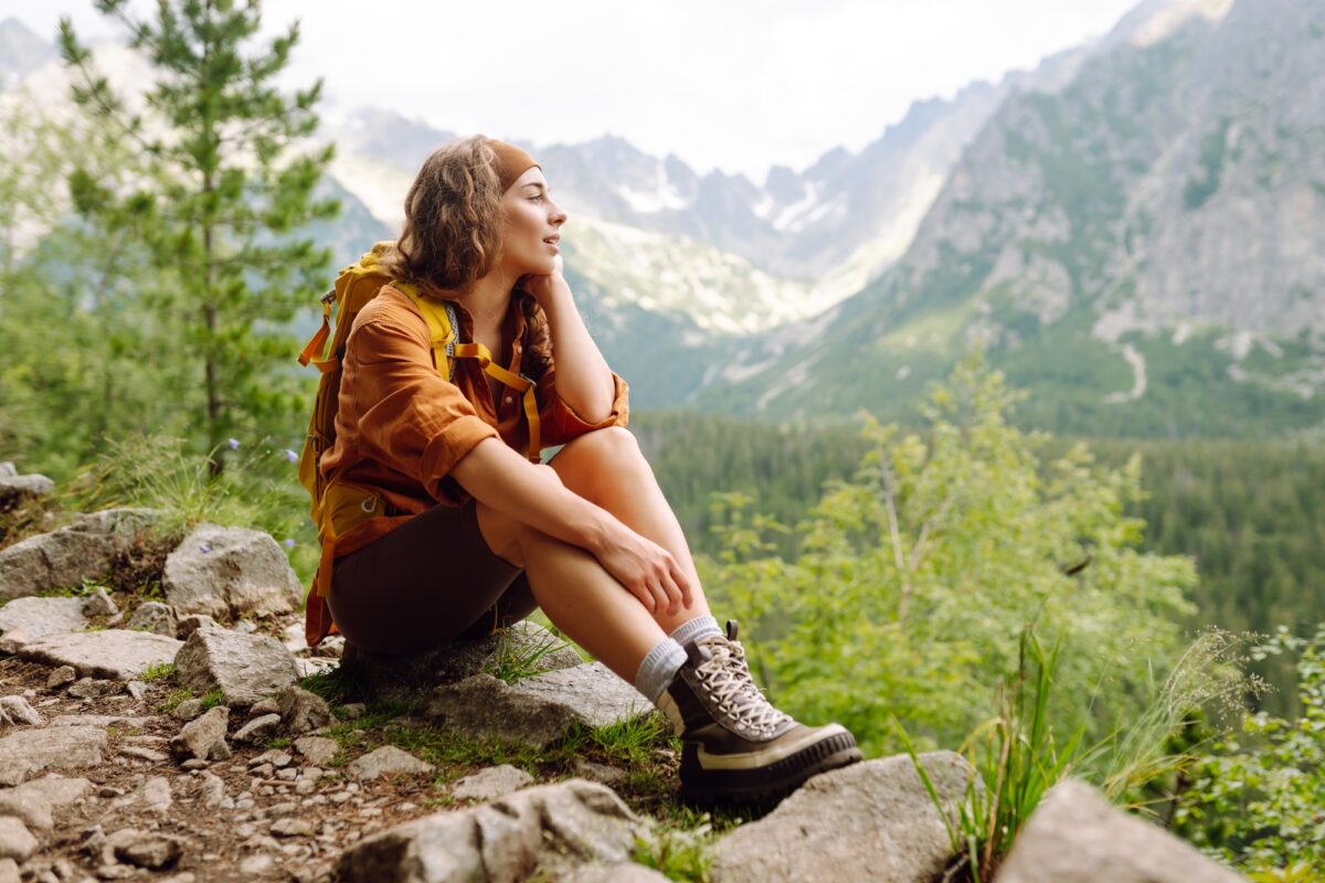Gros plan sur les jambes d'une femme portant des chaussures de randonnée sur un sentier de randonnée. Voyage, vacances. Le concept de la nature.