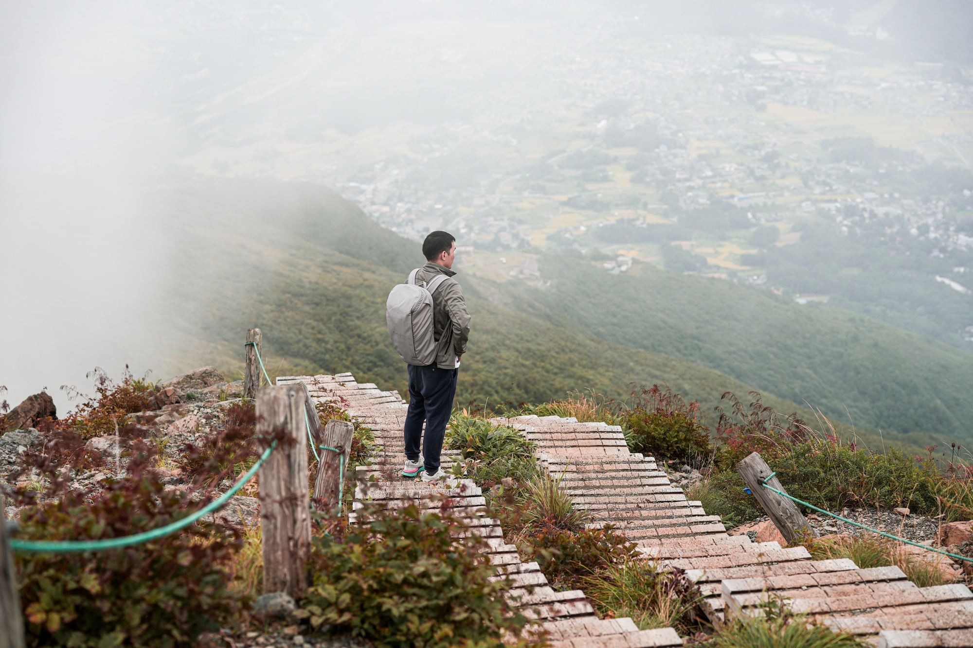 Homme asiatique faisant une randonnée dans les Alpes japonaises pendant les vacances d'été avec un sac à dos et des chaussures de randonnée.