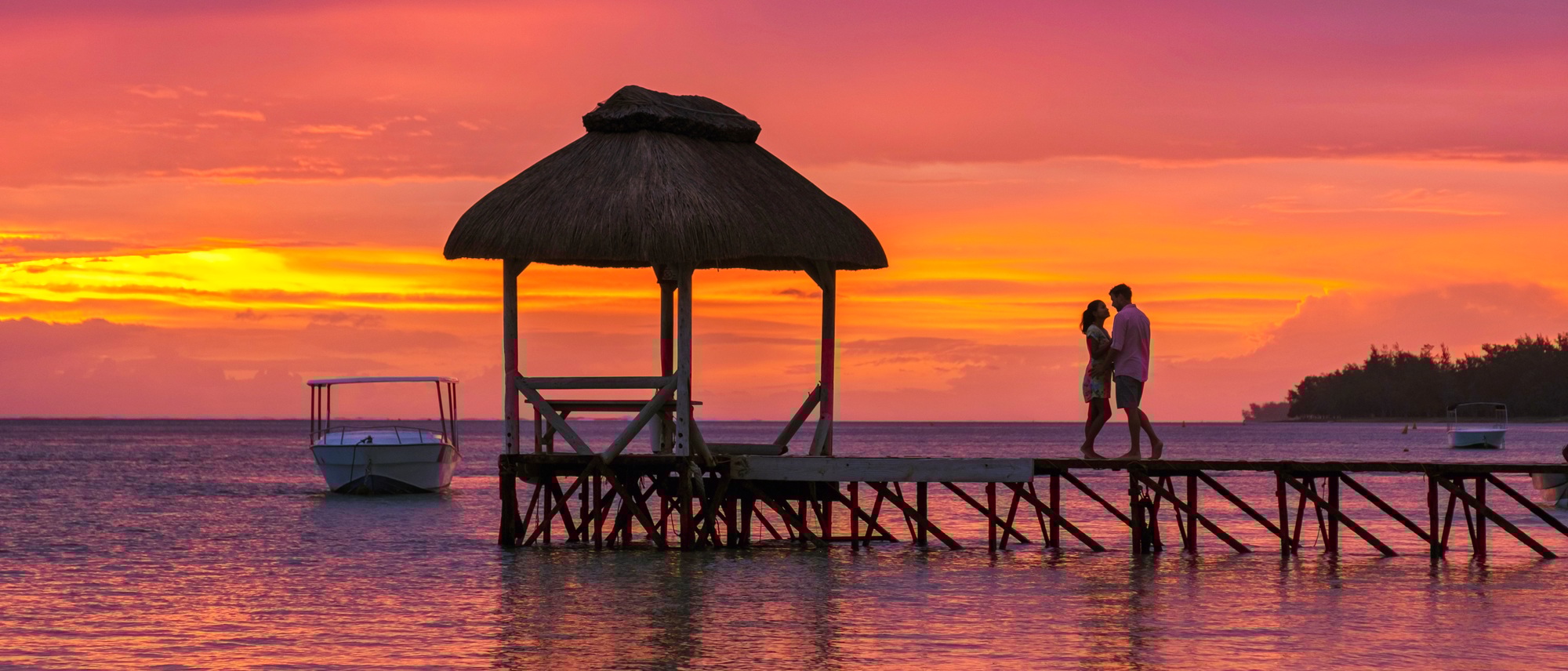 Homme et femme sur une plage tropicale à l'île Maurice, un couple en lune de miel à l'île Maurice
