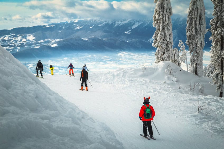 skieur dans les montagnes, piste préparée et journée ensoleillée