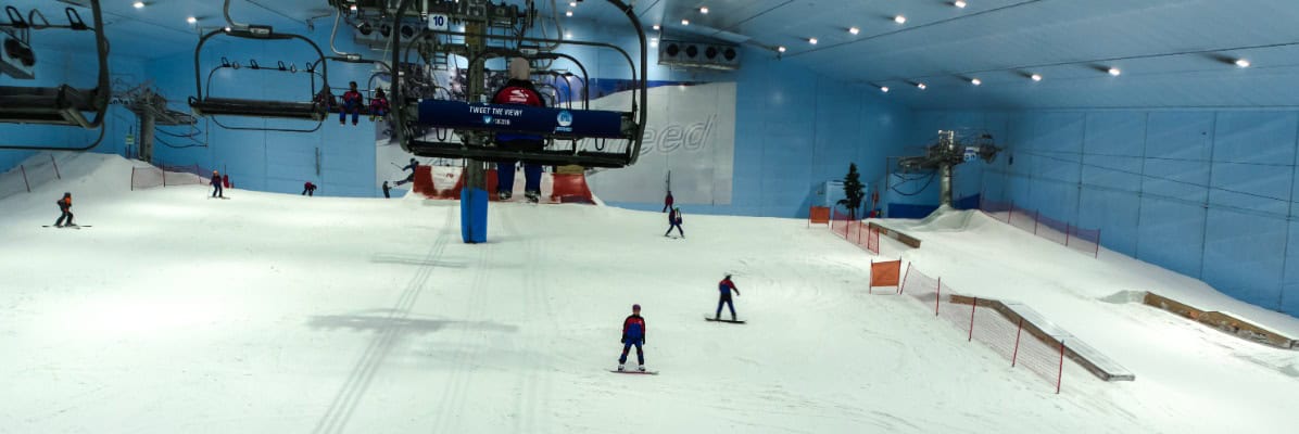 skieur dans les montagnes, piste préparée et journée ensoleillée