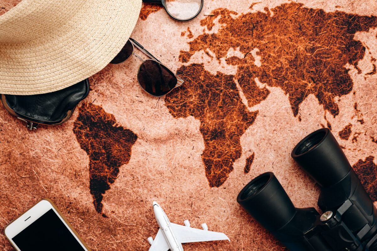 Les affaires du voyageur sont disposées sur la carte du monde