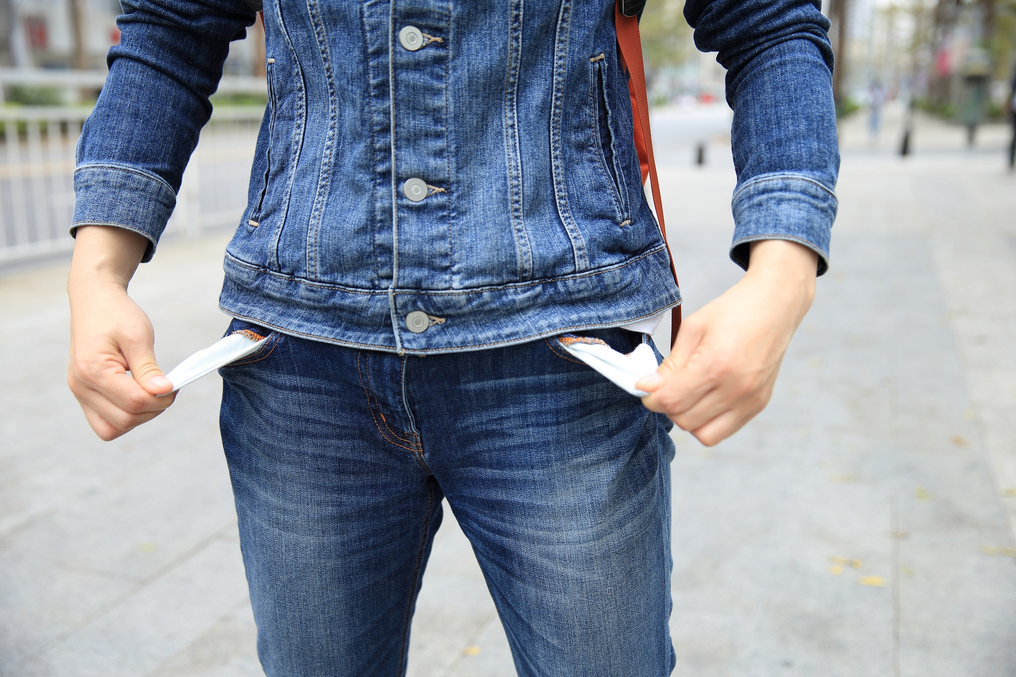 Les gens montrent qu'ils n'ont pas d'argent en tournant la poche vers l'extérieur