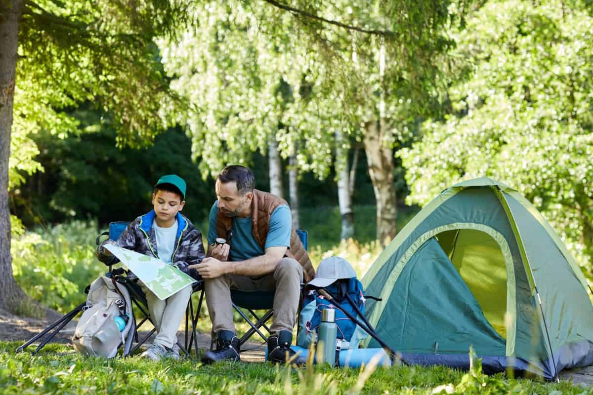 Père et fils au camping
