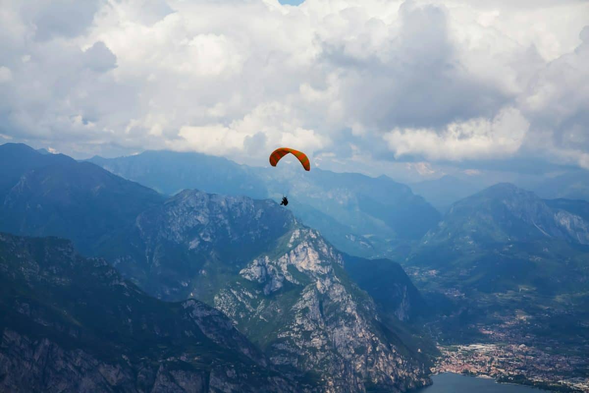Parapente au-dessus du lac de Garde