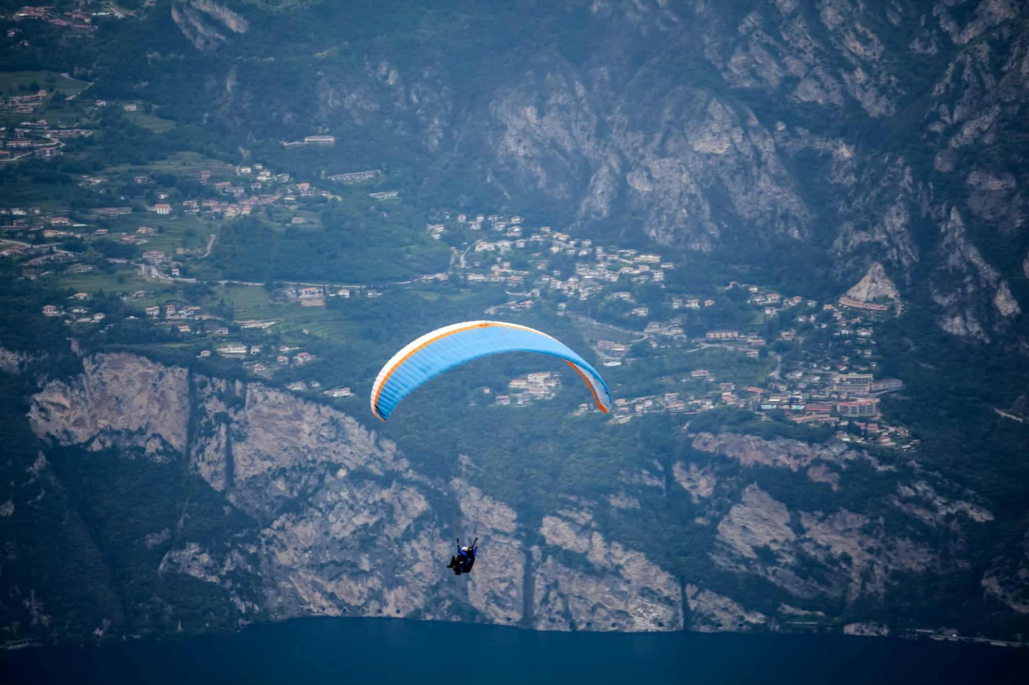 Parapente au-dessus du lac de Garde