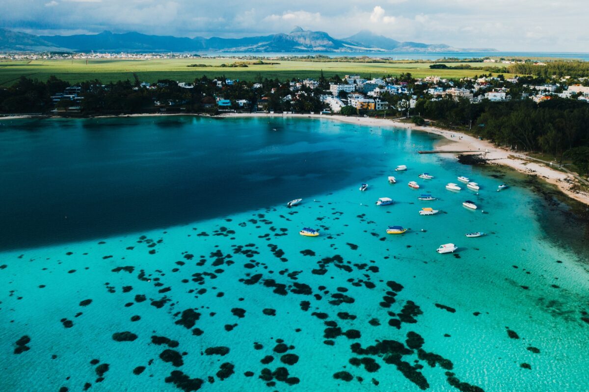 Photo aérienne de la côte est de l'île Maurice. Magnifique lagon de l'île Maurice photographié depuis la côte est de l'île.