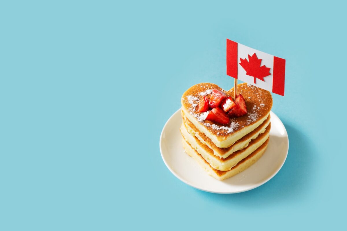 Pile de crêpes avec des fraises et le drapeau canadien lors de la fête du Canada
