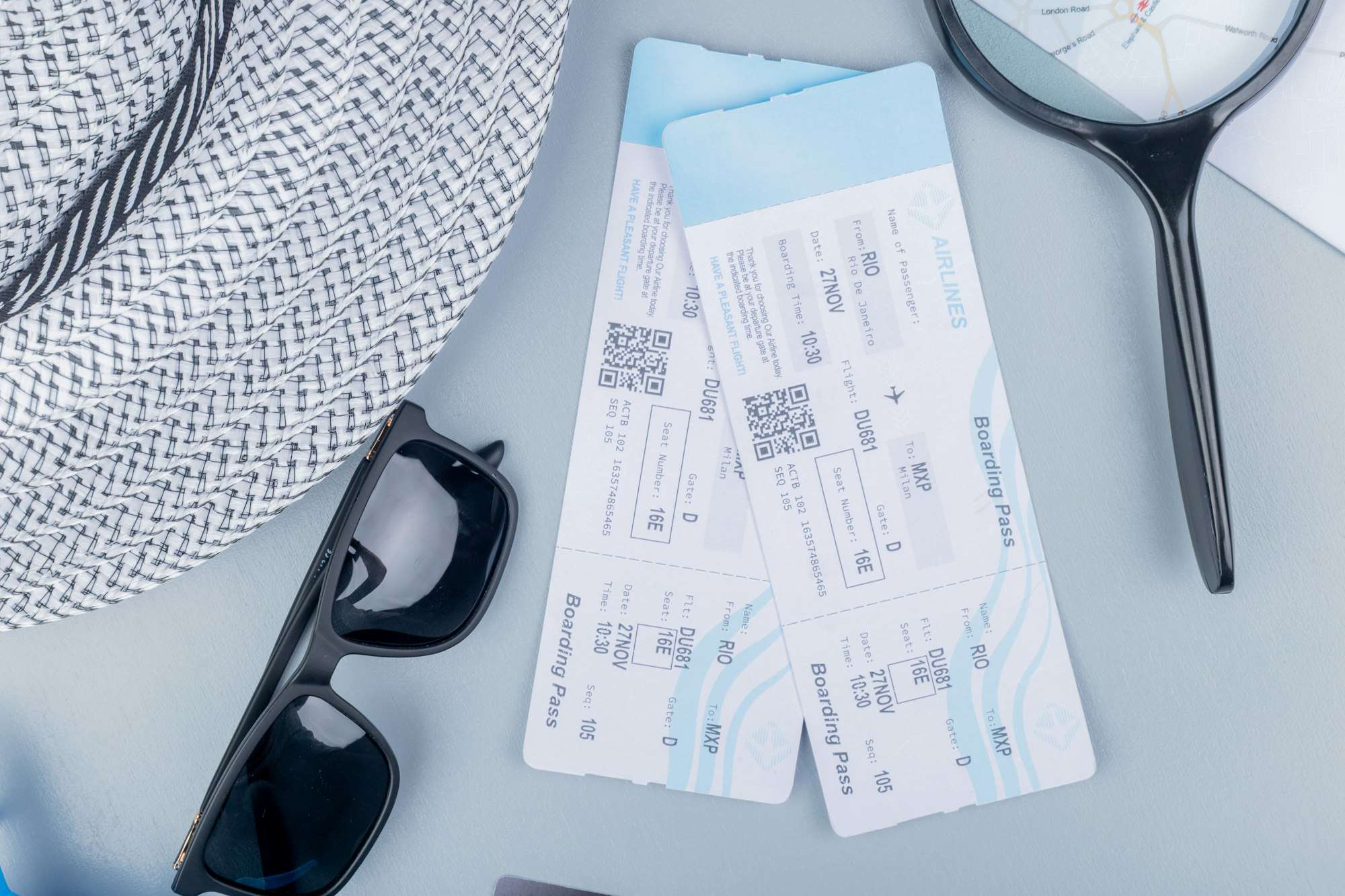 vue de dessus d'accessoires et d'articles de voyage tels que lunettes de soleil, chapeau de soleil, billets d'avion